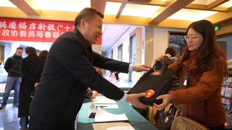 政协委员向大会报到